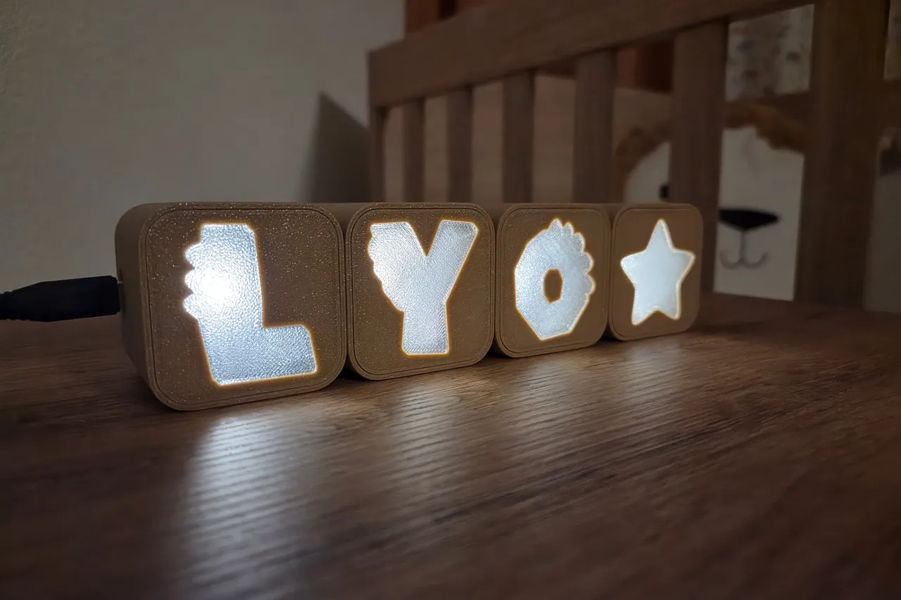 Brandend lampje van lichtblokjes met de naam Lyo en een ster